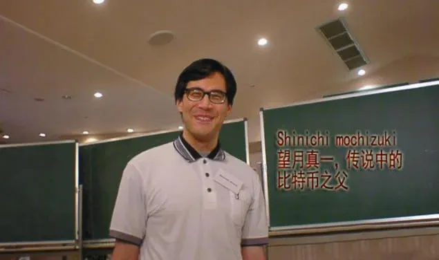 中年日本男子站在讲台旁身穿西装