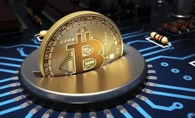 多张显卡并排组成的矿机机箱内部