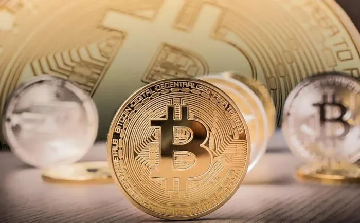 比特币标志与世界地图交叠的概念图