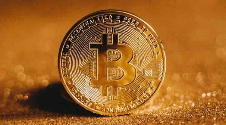 比特币标志与黄金条并排展示