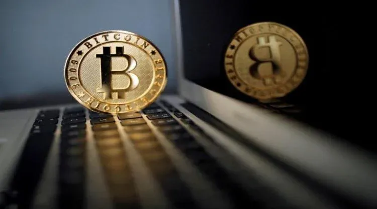 比特幣標誌與現貨、合約交易對比示意圖