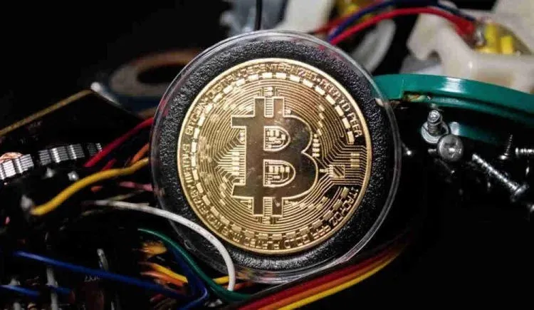 Moeda de ouro com símbolo do Bitcoin e fundo digital