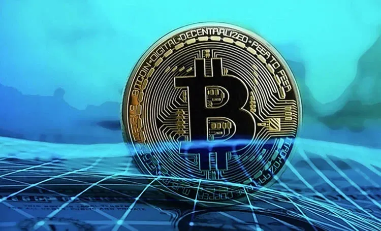 比特币标志与展示其市场供应量及市值波动的图表
