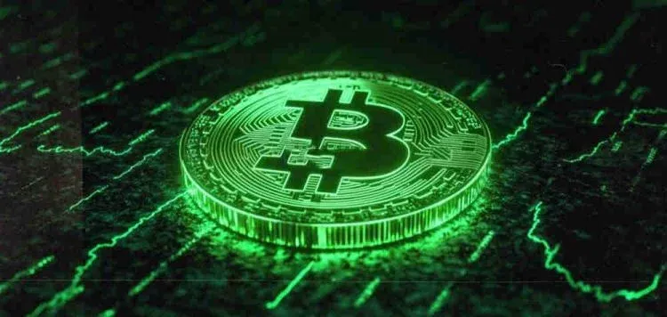 Changpeng Zhao de pie frente al símbolo de Bitcoin