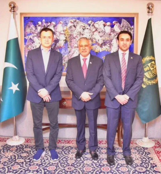 Changpeng Zhao con el Viceprimer Ministro de Pakistán Ishaq Dar y el CEO del Comité de Cripto Bilal bin Saqib