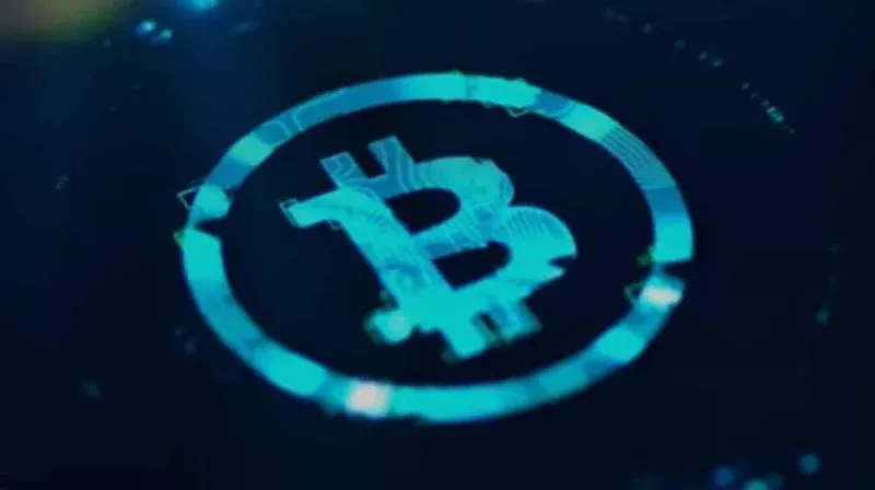 Tarjeta bancaria y símbolo de Bitcoin junto a un candado de congelación