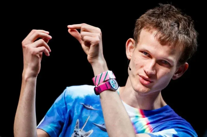 Vitalik Buterin 在以太坊社区会议上演讲，背后投影以太坊标志