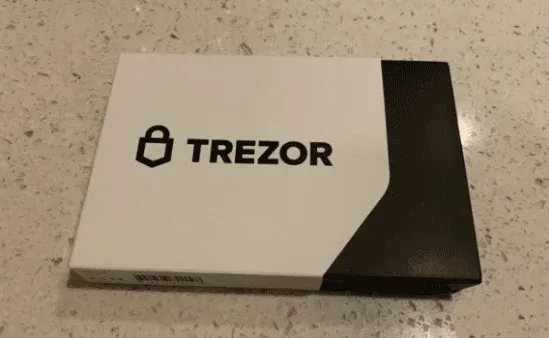 Hardware imToken com caixa metálica e tela pequena
