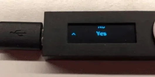 Cartera de hardware Trezor Model T con pantalla táctil a color