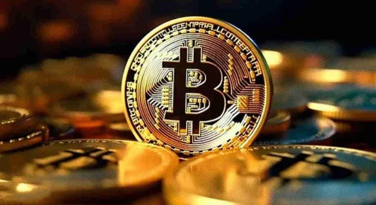 Gráfico lineal de precios de Bitcoin de 2009 a 2026 con anotaciones de mínimos y máximos