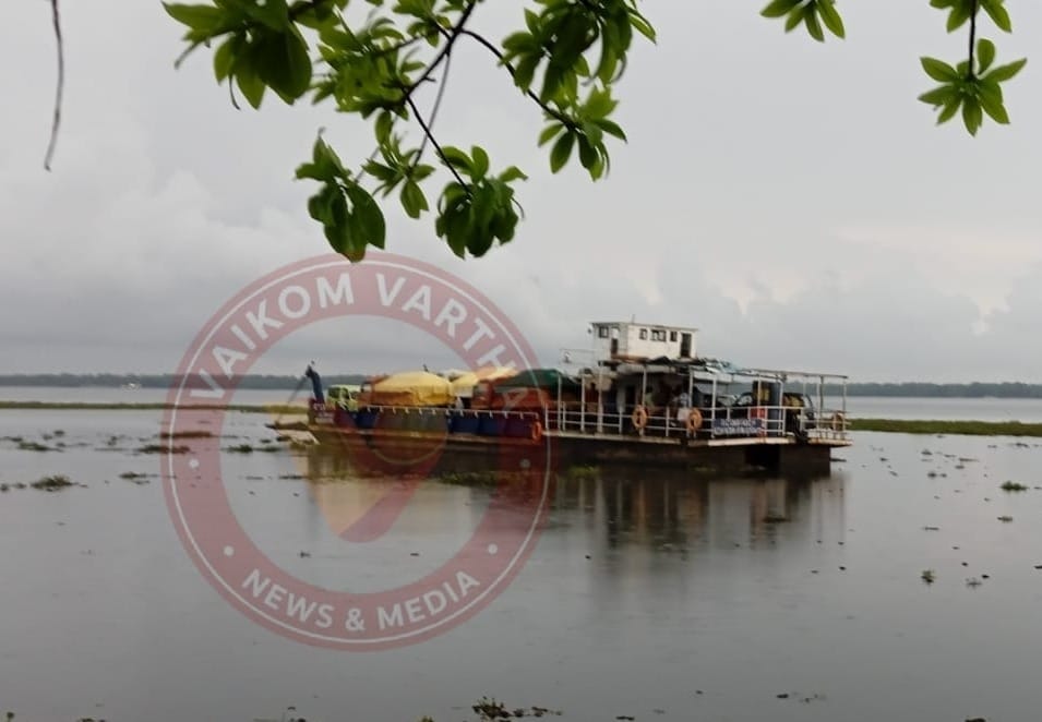ജങ്കാർ കാറ്റുപിടിച്ച് മണൽതിട്ടയിൽ ഉറച്ചു
