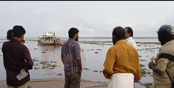 വൈക്കത്ത് ജങ്കാർ കാറ്റിൽപ്പെട്ട് മണൽ തിട്ടയിൽ ഉറച്ചു: വാഹന യാത്രക്കാർ നാല് മണിക്കൂറോളം കുടുങ്ങി, ഉടനെ കരക്കടുപ്പിക്കാൻ നടപടി ഉണ്ടായില്ലെന്ന് പരാതി