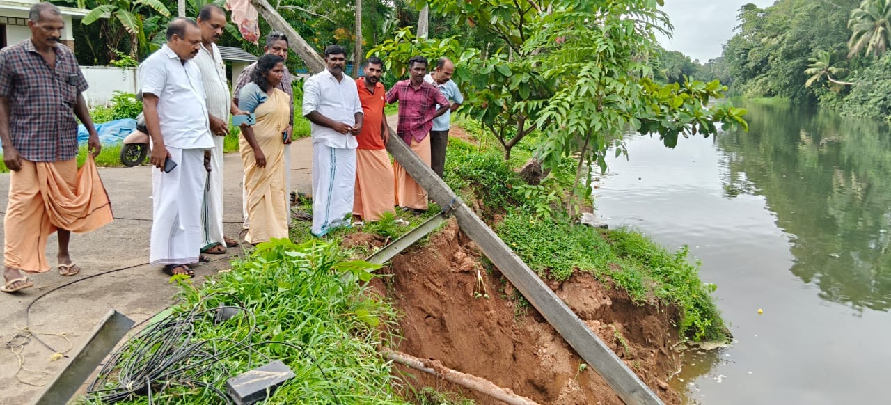 മൂവാറ്റുപുഴയാറിന്റെ തീരം വ്യാപകമായി ഇടിയുന്നു: ദുരന്തഭീതിയിൽ തീരദേശവാസികൾ