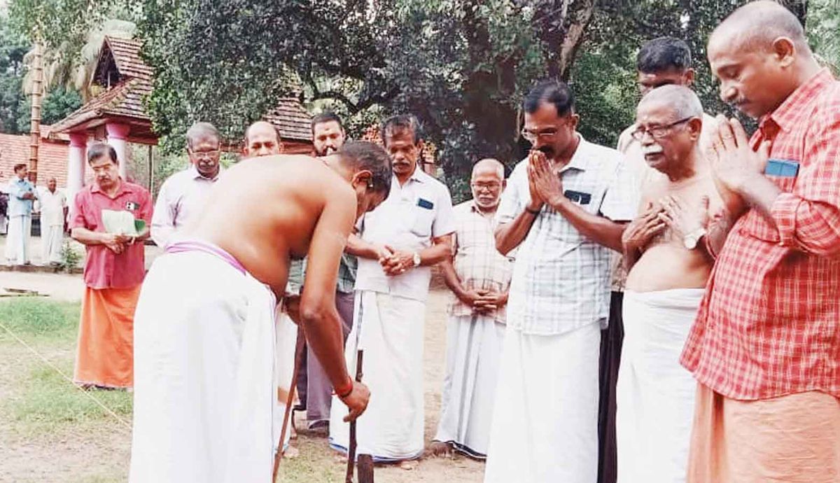 തൃപ്പക്കുടം ക്ഷേത്രത്തിലെ കർപ്പൂരാദി അഷ്ടബന്ധകലശ പന്തലിന്റെ സ്ഥാന നിർണയം നടത്തി