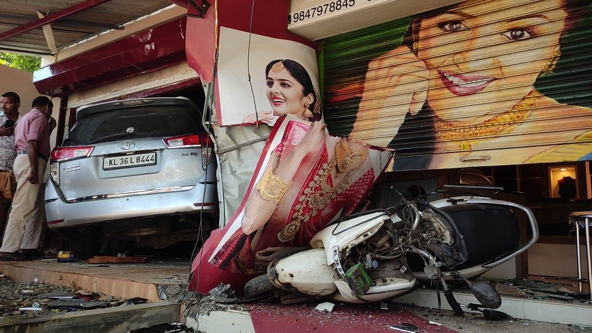 വൈക്കത്ത് നിയന്ത്രണം വിട്ട കാർ ഓട്ടോയിലും സമീപത്തെ ബേക്കറിയിലും ഇടിച്ചു കയറി