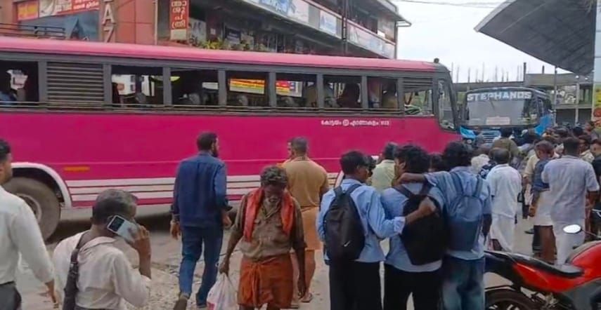 തലയോലപ്പറമ്പ് ബസ് സ്റ്റാൻഡിൽ വയോധികയുടെ കാൽ പാദത്തിലൂടെ ബസ് കയറിയിറങ്ങി
