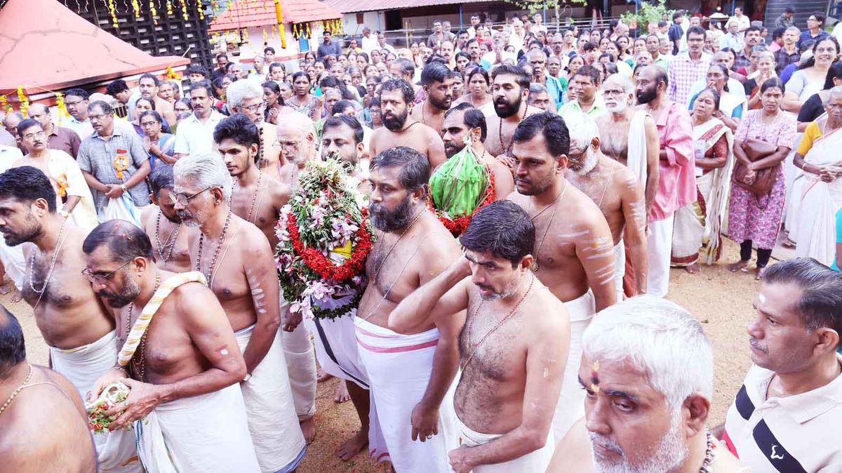 തൃപ്പക്കുടം മഹാദേവ ക്ഷേത്രത്തിലെ കർപ്പൂരാദി അഷ്ടബന്ധകലശം: ബ്രഹ്മകലശം എഴുന്നളളിപ്പ് ഭക്തിനിർഭരമായി