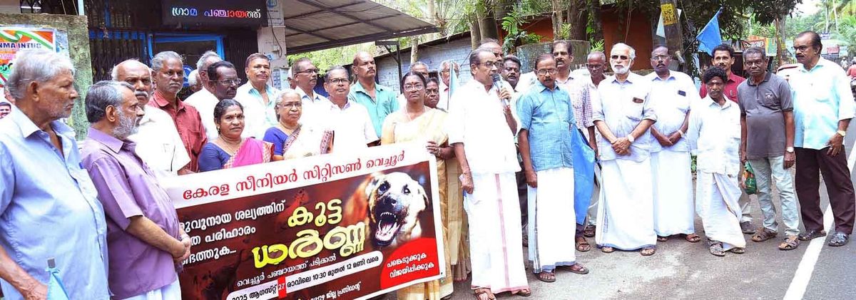 തെരുവുനായ ശല്യത്തിനെതിരെ സീനിയര്‍ സിറ്റിസണ്‍സ് ഫോറം പഞ്ചായത്ത് പടിക്കല്‍ കൂട്ടധര്‍ണ നടത്തി
