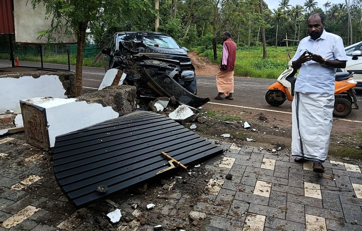 നിയന്ത്രണംവിട്ട കാർ റോഡരികിലെ മതിൽ ഇടിച്ചു  കാർപൂർണ്ണമായും തകർന്നെങ്കിലും കാർ ഡ്രൈവർ അത്ഭുതകരമായി  രക്ഷപ്പെട്ടു