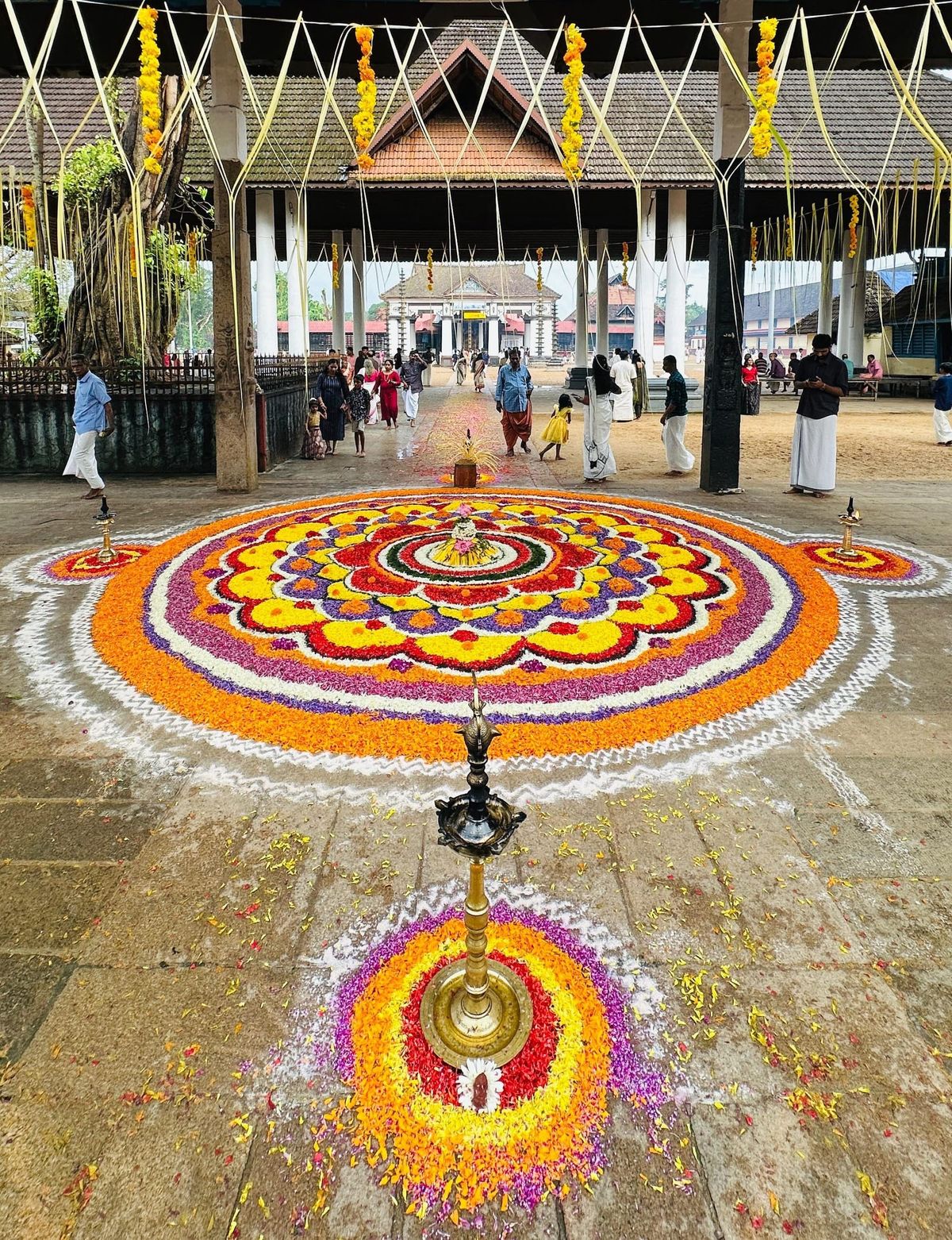 വൈക്കത്തപ്പന് ഓണപ്പൂക്കളം ഒരുക്കി