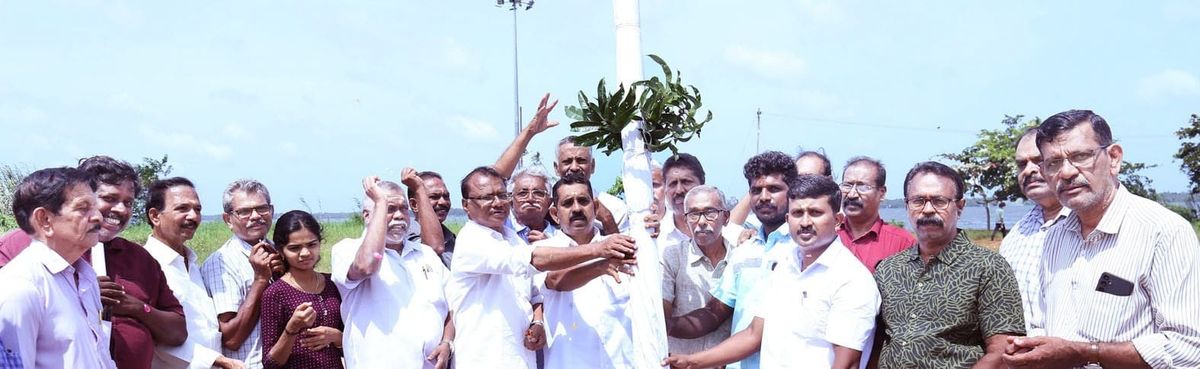 നായര്‍ മഹാസമ്മേളനം; വേമ്പനാട്ട് കായലിന്റെ തീരത്ത്  സമ്മേളന വേദിക്ക് കാല്‍നാട്ടി