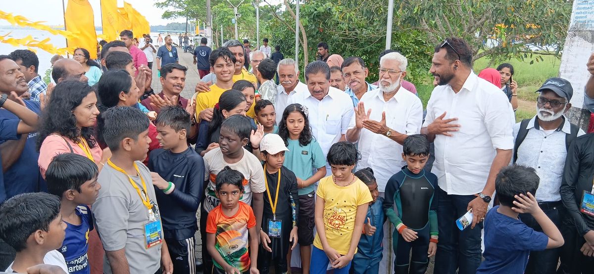 വൈക്കം വേമ്പനാട്ട് കായൽ നീന്തിക്കടന്ന് ഭിന്നശേഷിക്കാരായ 10 കുട്ടികൾ വേൾഡ് റെക്കോർഡിൽ ഇടം നേടി