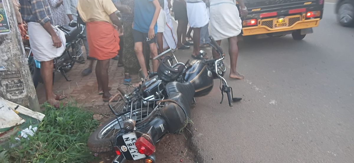 വാഹനാപകടം: യുവാവിന് ഗുരുതര പരിക്ക്