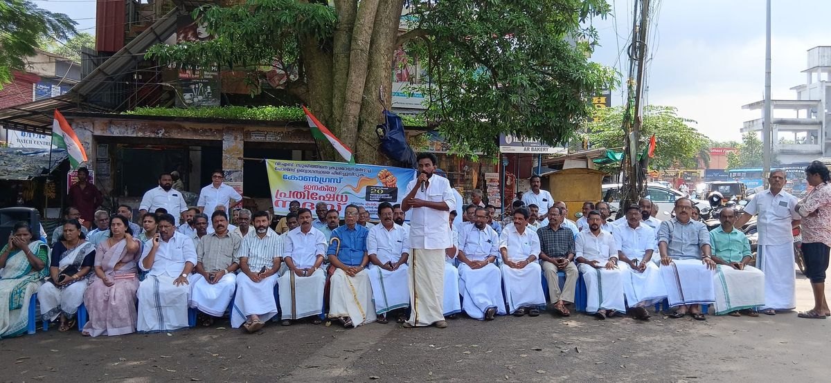 തലയോലപ്പറമ്പ് പോലീസ് സ്റ്റേഷന് മുന്നിൽ ജനകീയ പ്രതിഷേധ സദസ്സ് സംഘടിപ്പിച്ചു