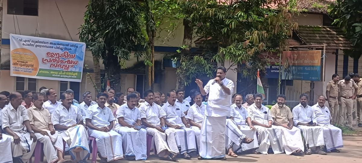 കസ്റ്റഡി മർദ്ദനം: വെള്ളൂർ പോലീസ് സ്റ്റേഷന് മുമ്പിൽ കോൺഗ്രസ് ജനകീയ പ്രതിഷേധ സദസ് സംഘടിപ്പിച്ചു
