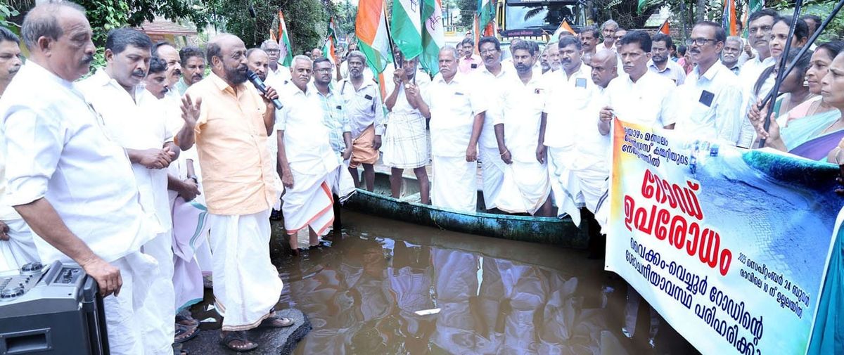 റോഡിലെ വെള്ളക്കെട്ടില്‍ വള്ളമിട്ട് പ്രതിഷേധ സമരം