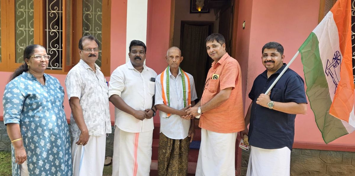 മുതിർന്ന കോൺഗ്രസ് നേതാവ് മുഴങ്ങത്ത് നാരായണനെ ആദരിച്ചു