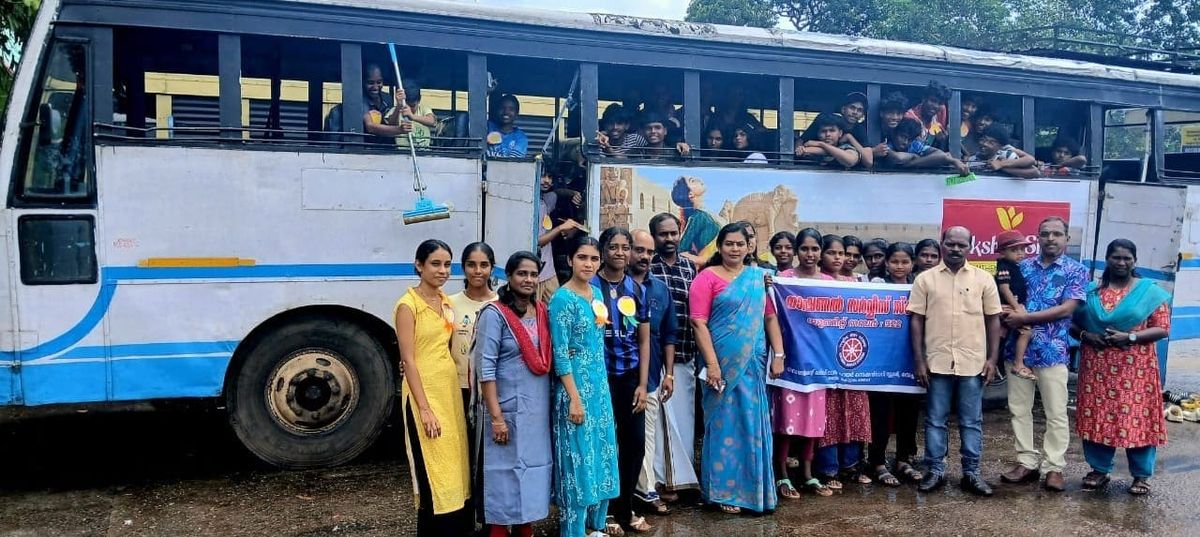 കെ.എസ്.ആർ.ടി.സി. ബസുകൾ കഴുകി വൃത്തിയാക്കി വിദ്യാർഥികൾ