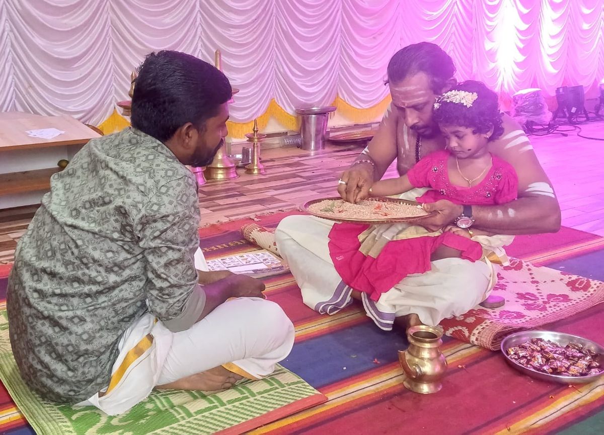 വെച്ചൂർ ഇടയാഴം പൂങ്കാവ് ദേവീക്ഷേത്രത്തിൽ ആദ്യാക്ഷരം കുറിച്ചു കുരുന്നുകൾ