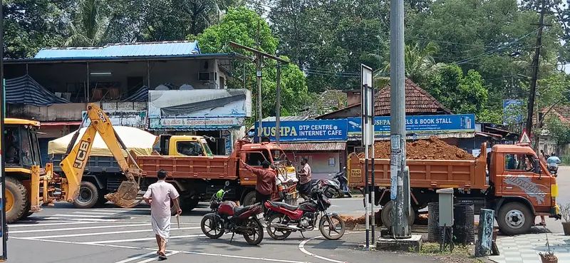 ടിപ്പർ ലോറിക്ക് പിന്നിൽ മിനി ടിപ്പർ ലോറി ഇടിച്ച് അപകടം: ഡ്രൈവർക്ക് പരിക്ക്