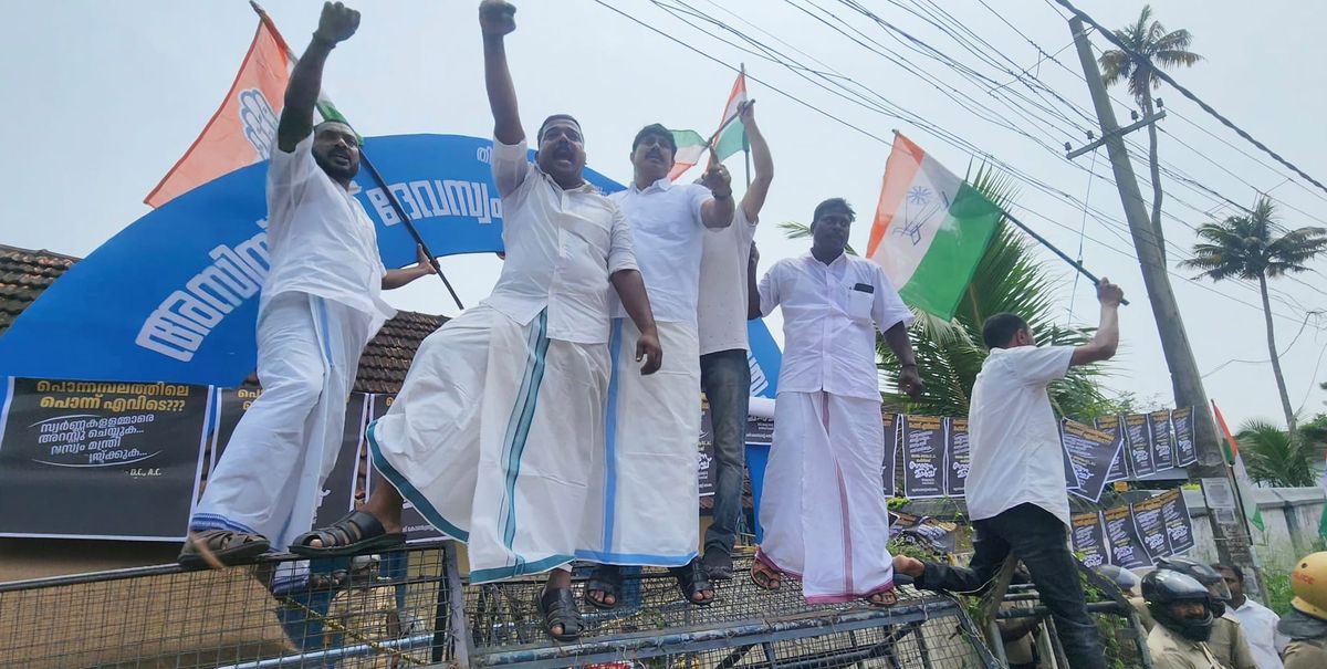 പോറ്റി വാ തുറന്നാൽ പലരും ജയിലിലാകും അതുകൊണ്ടാണ് പോറ്റിയെ അറസ്റ്റു ചെയ്യാതിരുന്നത്:  തിരുവഞ്ചൂർ രാധാകൃഷ്ണൻ
