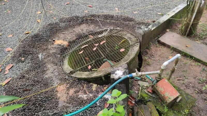 മറവൻതുരുത്തിൽ വീട്ടുമുറ്റത്തെ കിണർ ഇടിഞ്ഞ് താഴ്ന്നു