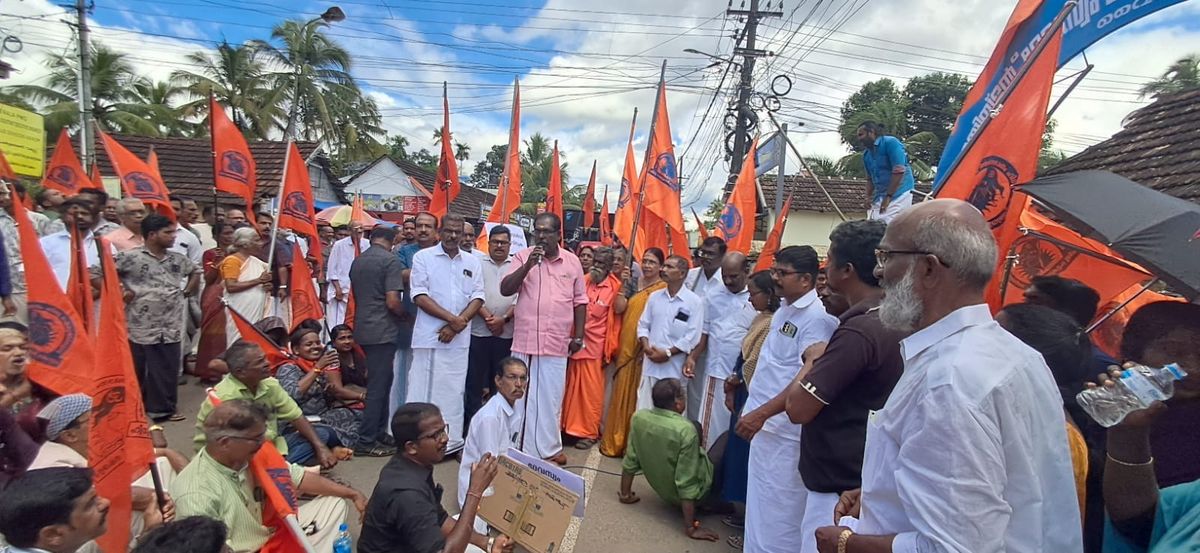 ദേവസ്വം അസി. കമ്മീഷണർ ഓഫീസിലേക്ക് മാർച്ച് നടത്തി