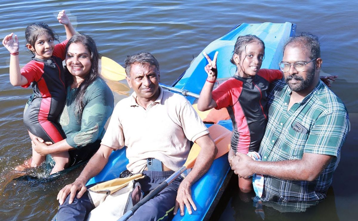 അഞ്ച് വയസ്സുകാരികളായ ഇരട്ടകള്‍ കായല്‍ നീന്തി ചരിത്രവിജയം കൊയ്തു