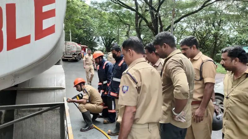 ഓടിക്കൊണ്ടിരുന്ന പെട്രോൾ ടാങ്കറിൻ്റെ ടയറിൽ നിന്നും തീയും പുകയും ഉയർന്നത് പരിഭ്രാന്തി പരത്തി