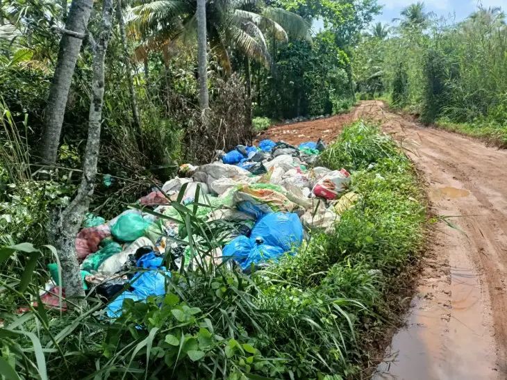 അക്കരപ്പാടം ഭാഗത്ത് പതിവായി മാലിന്യം തള്ളുന്നതിനെതിരെ പ്രതിഷേധം ശക്തം