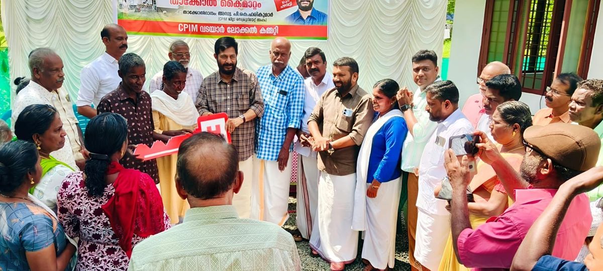 പഴമ്പട്ടിയിലെ ഭിന്നശേഷിക്കാരായ സഹോദരങ്ങൾക്ക് നിർമ്മാണം പൂർത്തീകരിച്ച വീടിന്റെ താക്കോൽ കൈമാറി