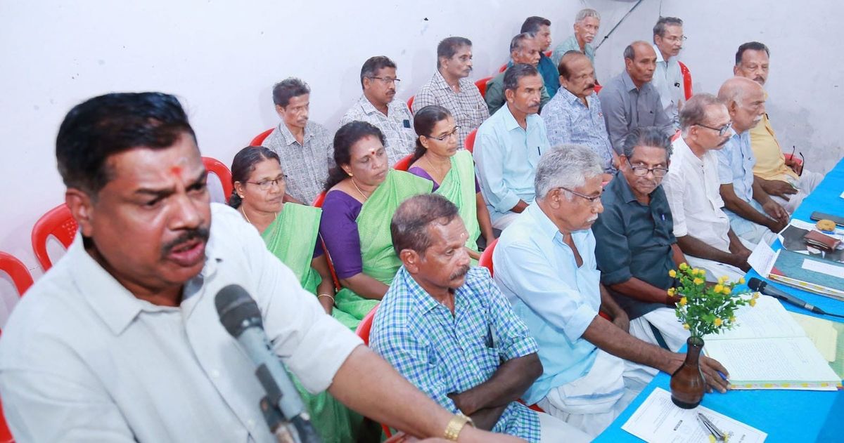 വേമ്പനാട്ടുകായലിലെ എക്കല്‍ നീക്കം ചെയ്ത് ആഴം കൂട്ടി മത്സ്യതൊഴിലാളികളുടെ തൊഴിലിന് സംരക്ഷണം നല്‍കണം