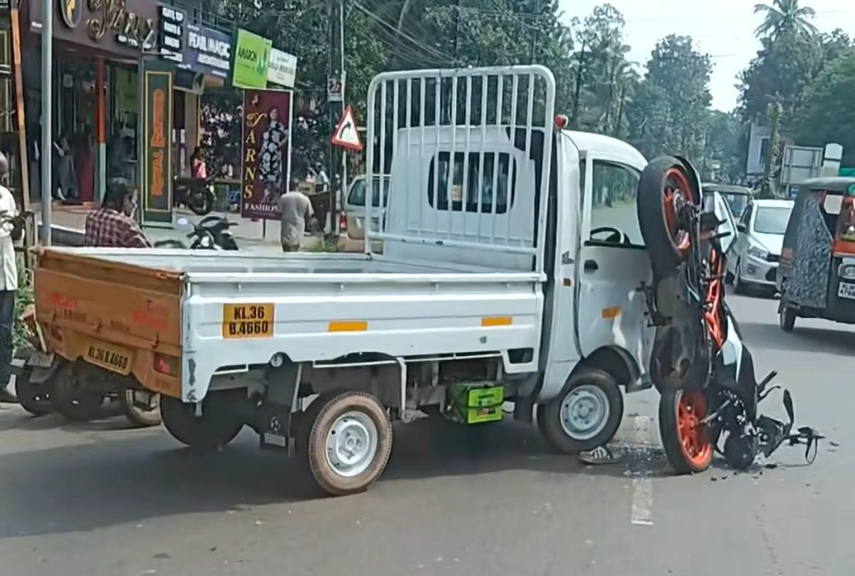 ബൈക്ക് എയ്സ് വാനിൽ ഇടിച്ച് അപകടം: രണ്ട് പേർക്ക് പരിക്ക്