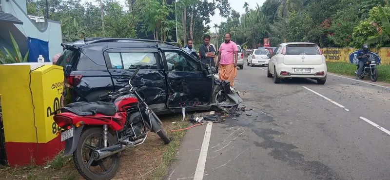 നിയന്ത്രണം വിട്ട കാർ ടാങ്കർ ലോറിയിലും ബൈക്കിലും ഇടിച്ച് അപകടം: 4 പേർക്ക് പരിക്ക്