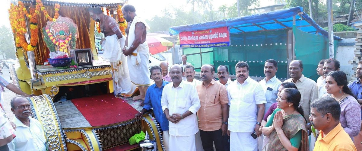 കണിച്ചുകുളങ്ങര ദേവീക്ഷേത്രത്തിലെ ദേവീ ഭാഗവത നവാഹ യജ്ഞം: വിഗ്രഹ ഘോഷയാത്ര വൈക്കം ക്ഷേത്ര ഗോപുര നടയില്‍ നിന്ന് പുറപ്പെട്ടു