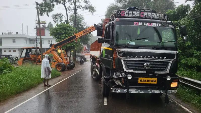 ലോറികൾ തമ്മിൽ കൂട്ടി ഇടിച്ച് അപകടം: ലോറി ഡ്രൈവർക്ക് പരിക്ക്