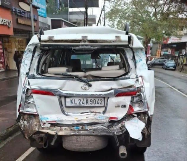 സ്റ്റീഫൻ ജോർജ് എക്സ് എം.എൽ.എയുടെ കാറിന് പിന്നിൽ സ്വകാര്യ ബസ്സിടിച്ചു