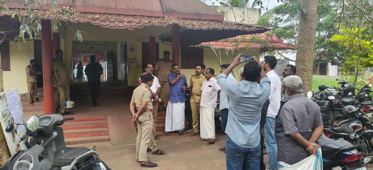 ജീവനക്കാരനെ ആക്രമിച്ചതിൽ പ്രതിഷേധിച്ചു