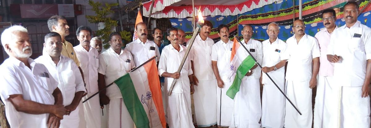 ഐ.എന്‍.ടി.യു.സി പന്തം കൊളുത്തി പ്രകടനവും ധര്‍ണ്ണയും നടത്തി