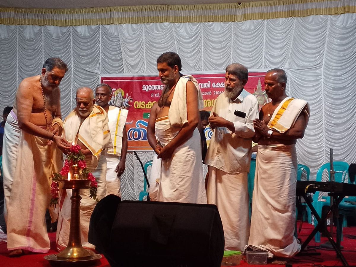 മൂത്തേടത്ത് കാവ് ദേവീക്ഷേത്രം - വടക്കു പുറത്ത് ദേശ ഗുരുതി